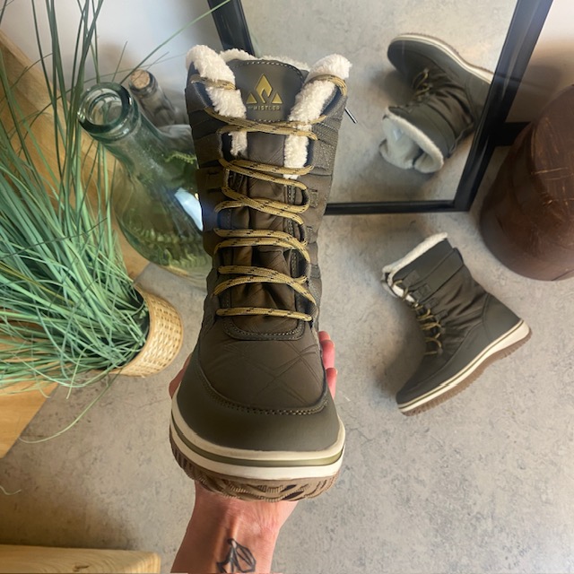 Vattentät Whistler vinterstövel med snörning och dragkedja.