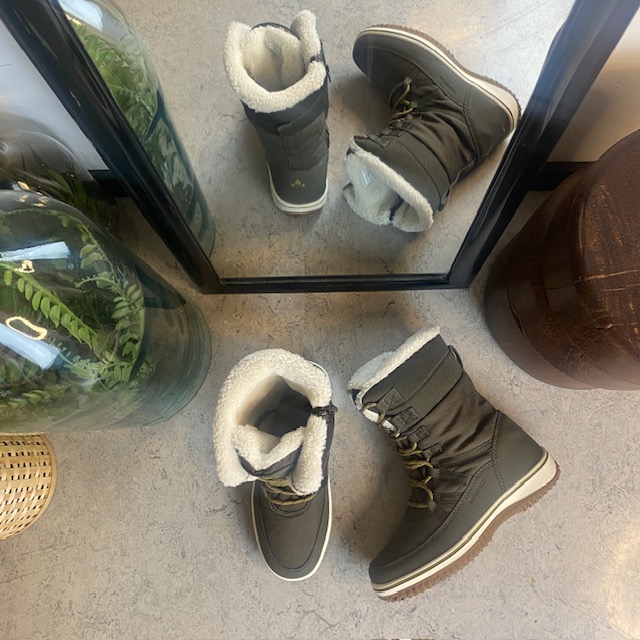 Vattentät Whistler vinterstövel med snörning och dragkedja.