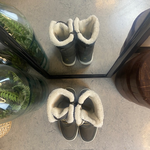 Vattentät Whistler vinterstövel med snörning och dragkedja.