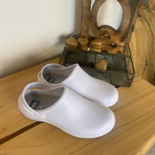 Vit halkfri träskosko