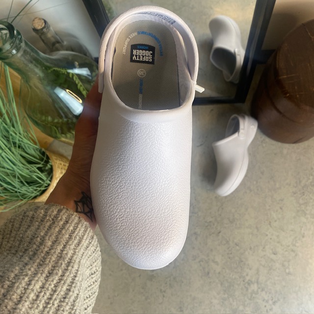 Vit halkfri träskosko