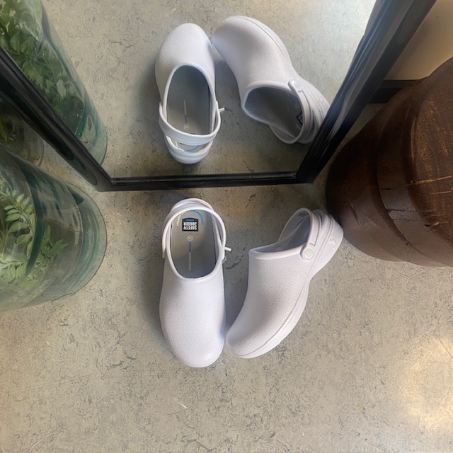 Vit halkfri träskosko