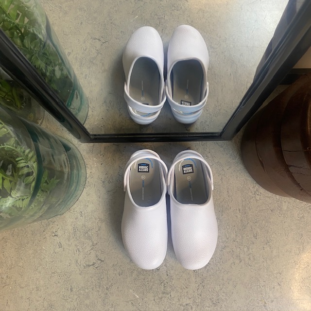 Vit halkfri träskosko