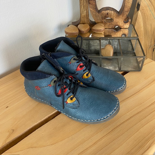 Rieker – kort blå stövel med snörning och dragkedja.