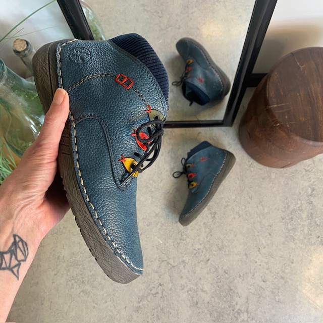 Rieker – kort blå stövel med snörning och dragkedja.