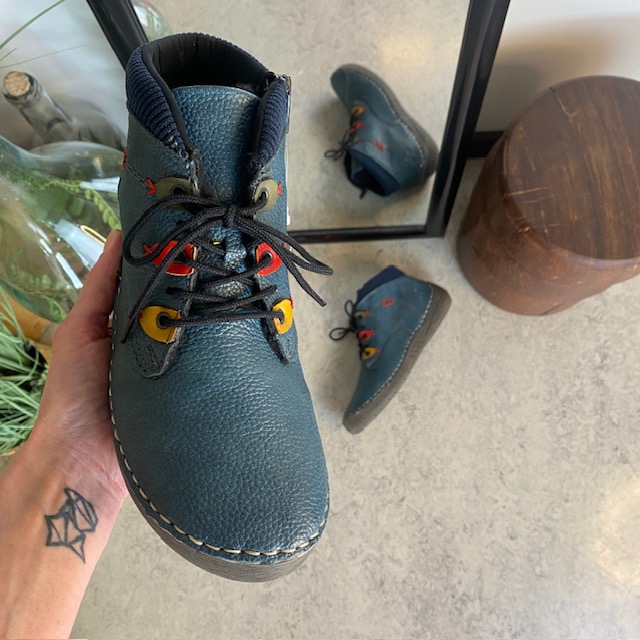 Rieker – kort blå stövel med snörning och dragkedja.