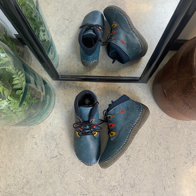 Rieker – kort blå stövel med snörning och dragkedja.