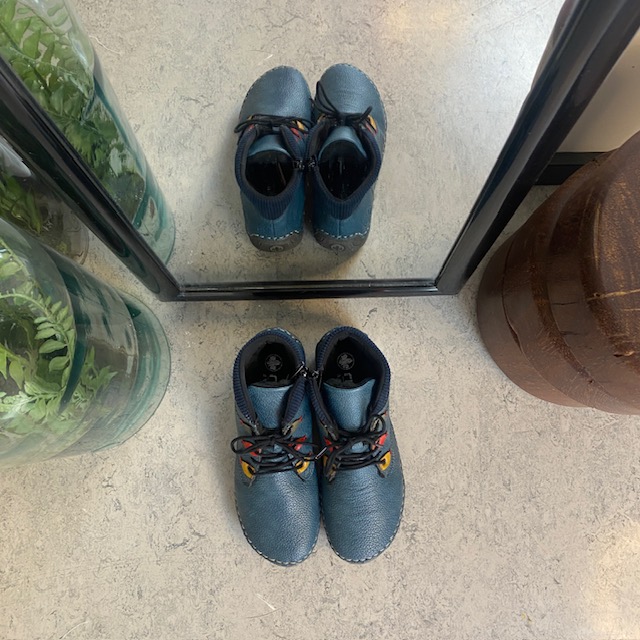 Rieker – kort blå stövel med snörning och dragkedja.