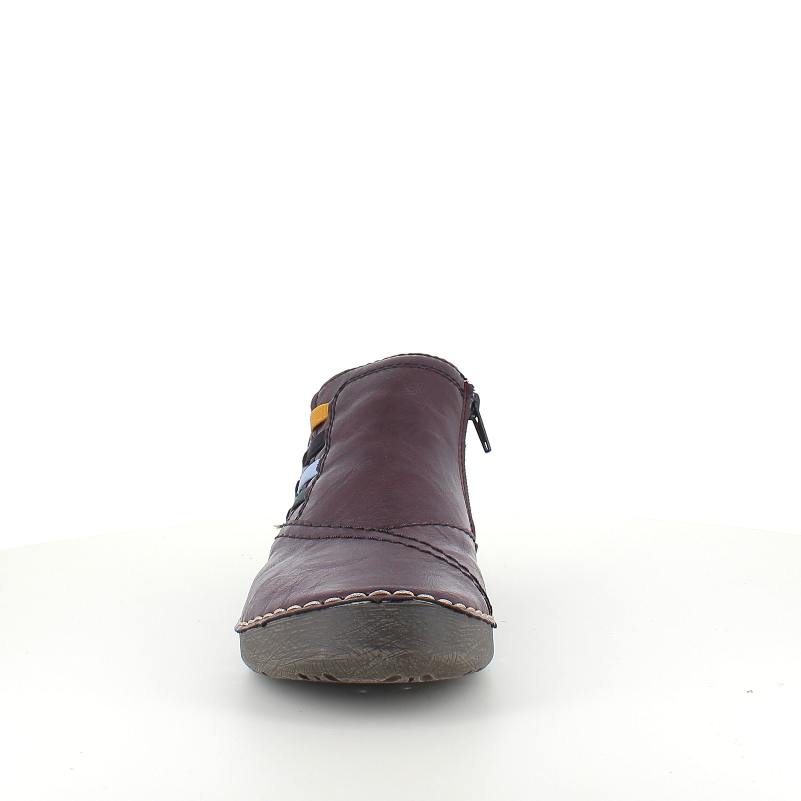 Kort vinröd stövel från Rieker med fina detaljer