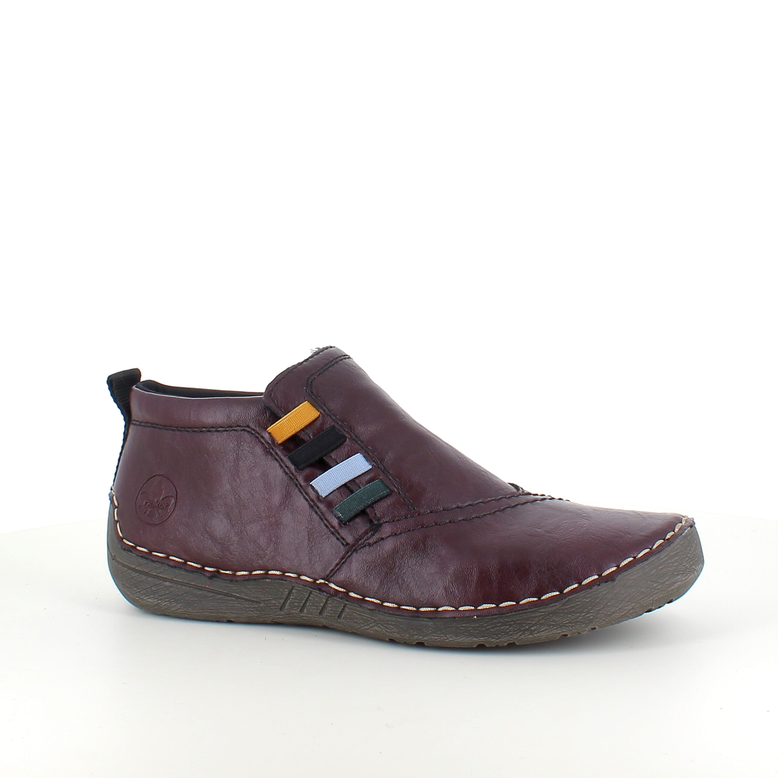 Kort vinröd stövel från Rieker med fina detaljer