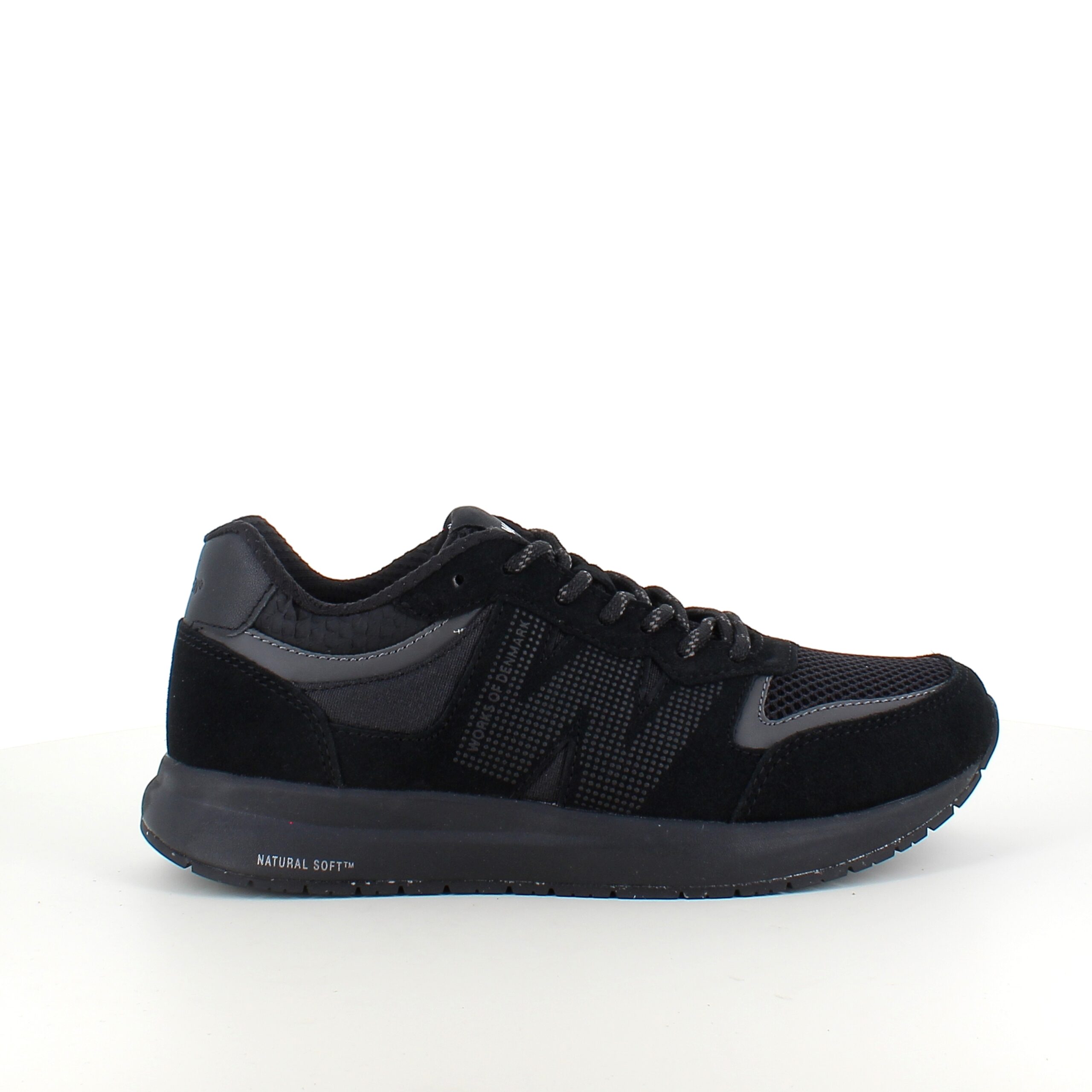 Svart lättviktsko i andningsbart material från Woden.