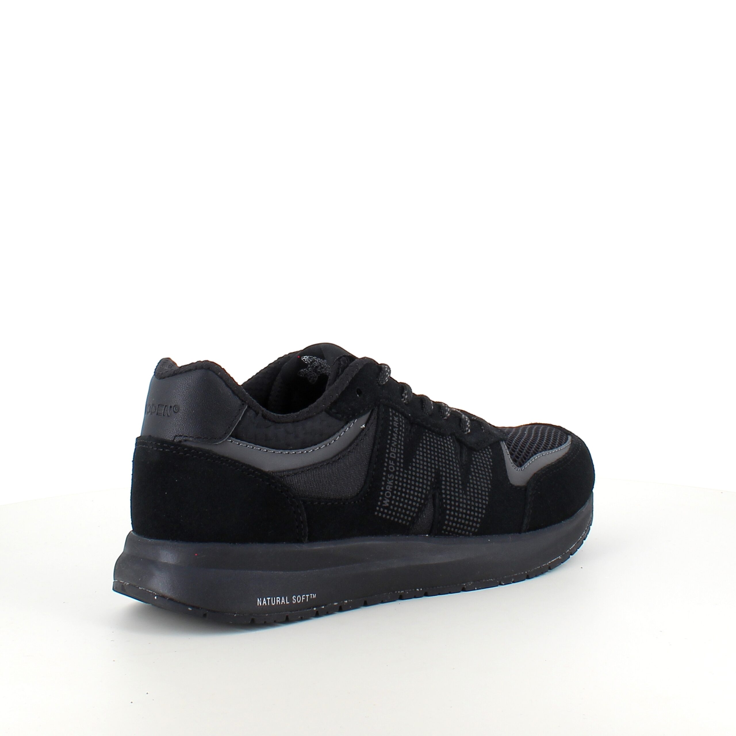 Svart lättviktsko i andningsbart material från Woden.