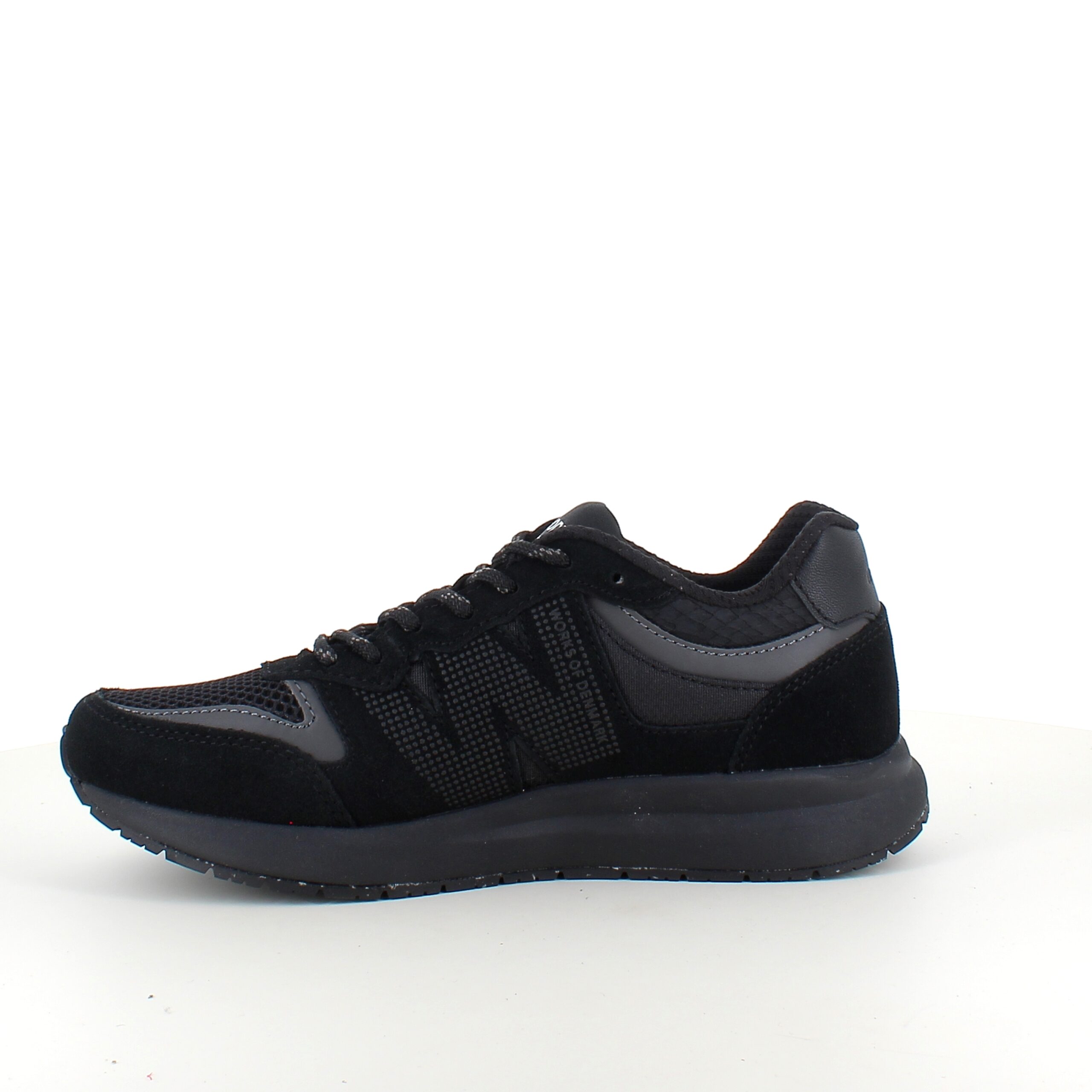 Svart lättviktsko i andningsbart material från Woden.