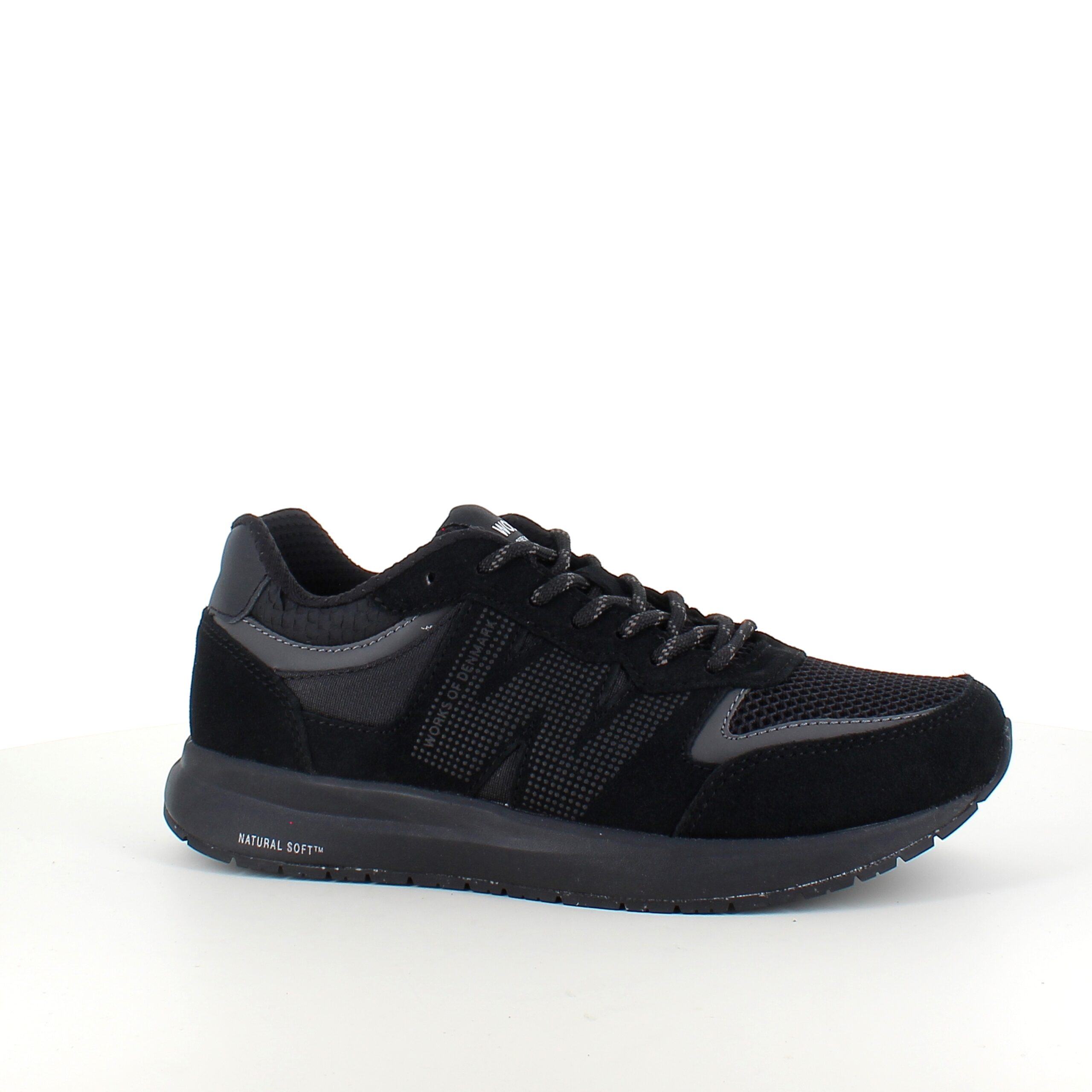 Svart lättviktsko i andningsbart material från Woden.