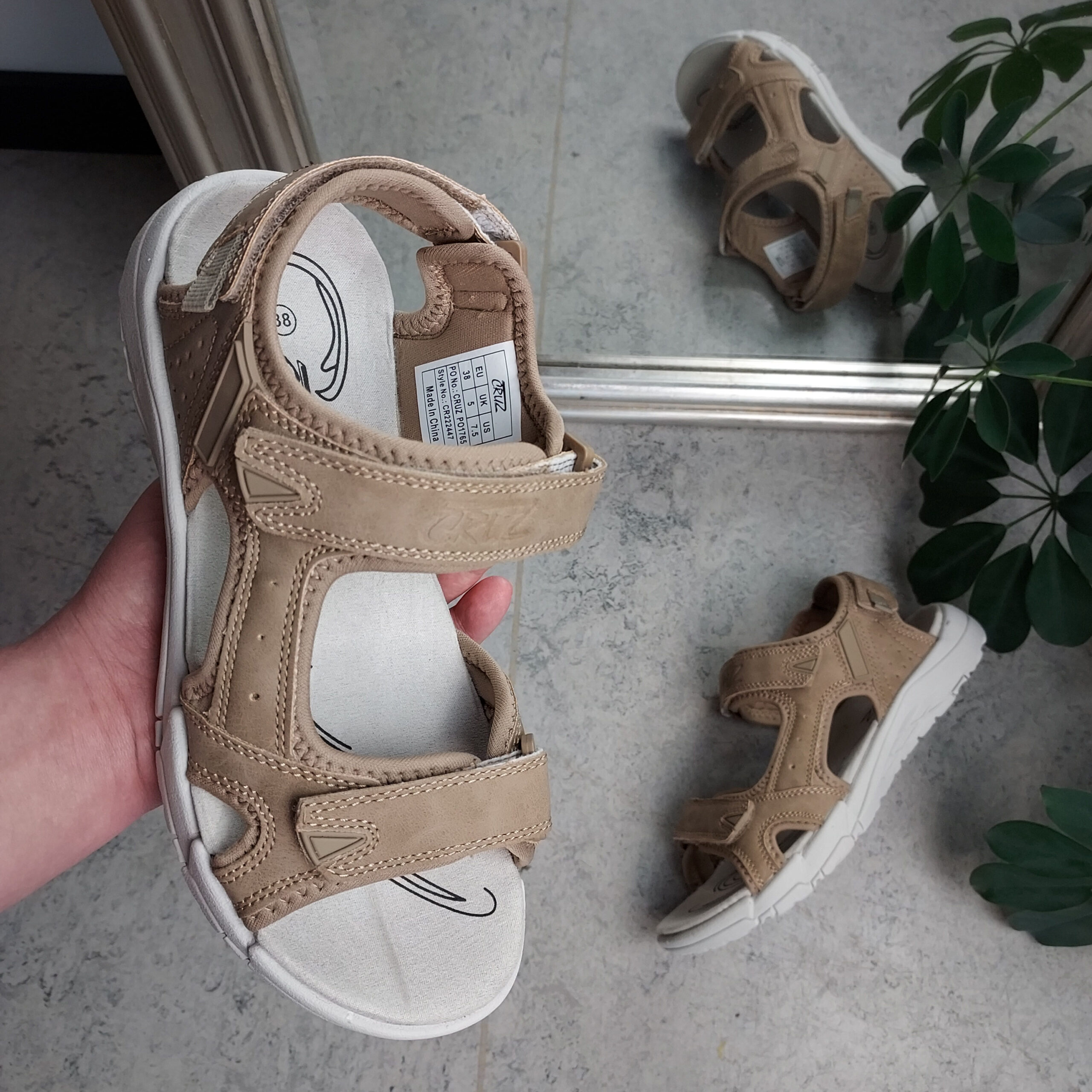 Sandfärgad sandal med justerbara remmar