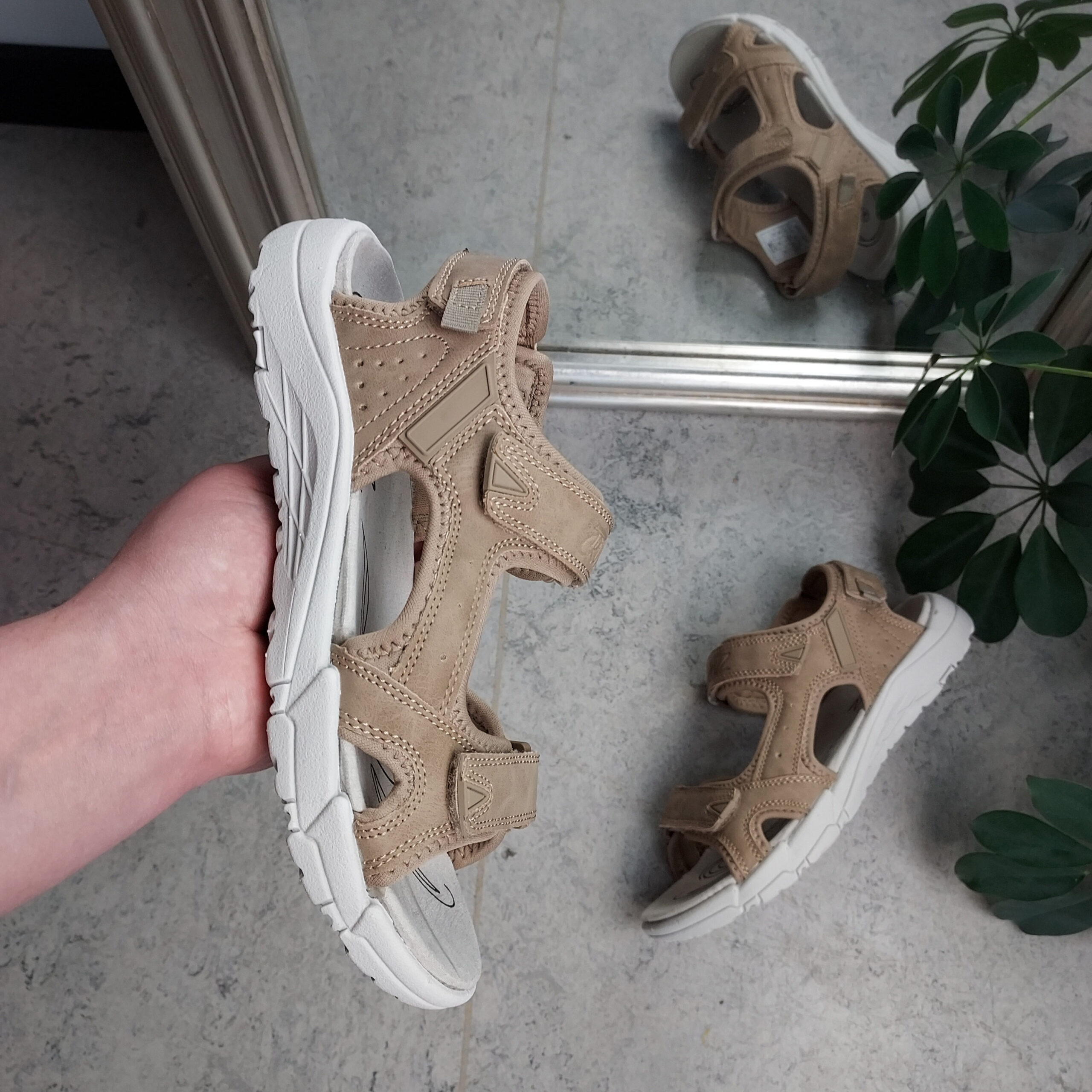 Sandfärgad sandal med justerbara remmar