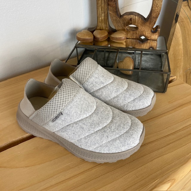 Bekväm toffel i grå filt från CMP