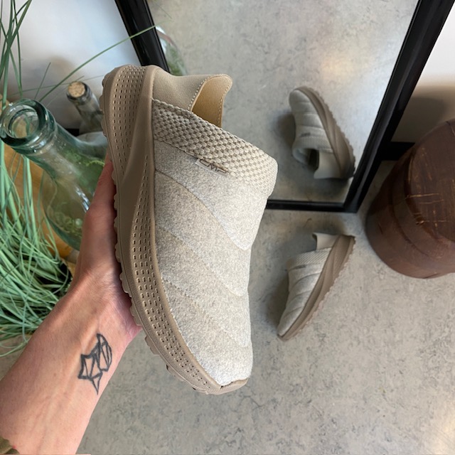 Bekväm toffel i grå filt från CMP