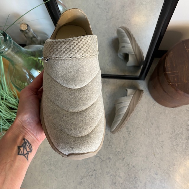 Bekväm toffel i grå filt från CMP