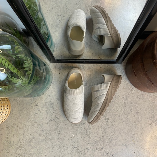 Bekväm toffel i grå filt från CMP