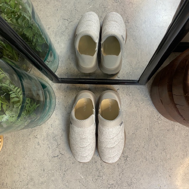 Bekväm toffel i grå filt från CMP